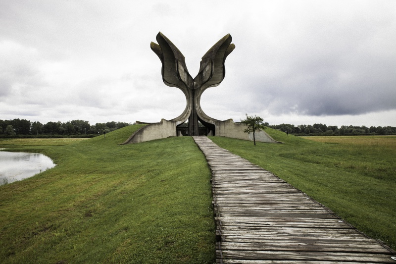 Datei:Steinerne Blume Jasenovac Baum.jpg
