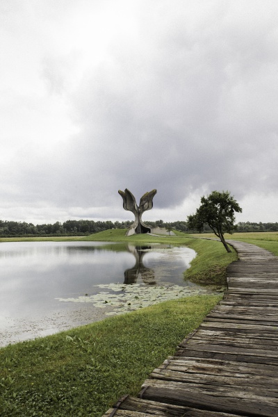 Datei:Jasenovac Weg.jpg