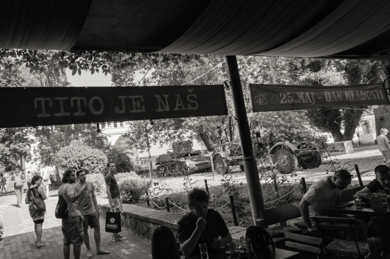 Datei:Tito Cafe Sarajevo Garten.jpg